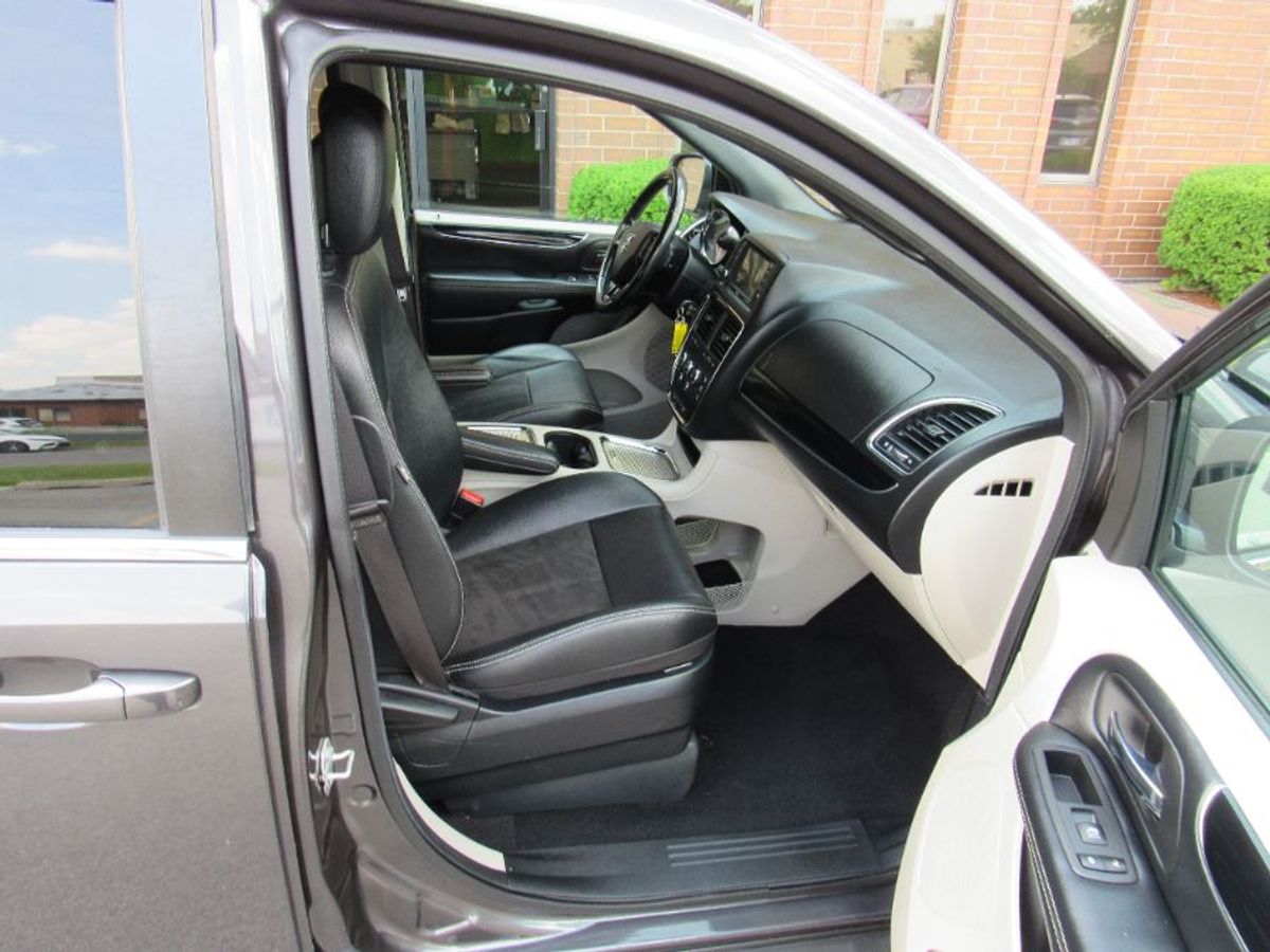Grey Dodge Grand Caravan image number 7