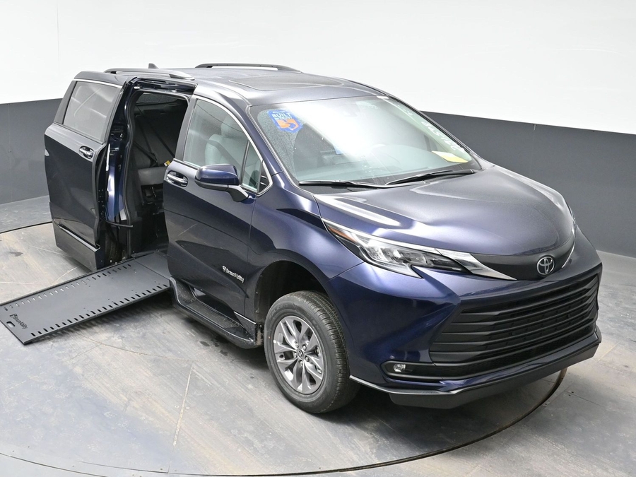 New 2026 Toyota Sienna Hybrid XLE Base - BraunAbility Side Entry In Floor Automatic Ramp