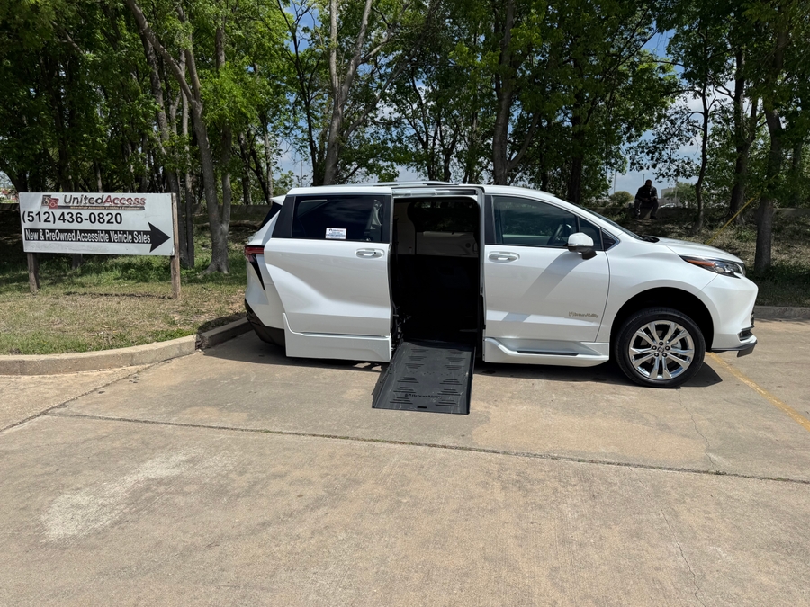 Used 2024 Toyota Sienna Hybrid Platinum - BraunAbility Side Entry Entry Fold Out Automatic Ramp