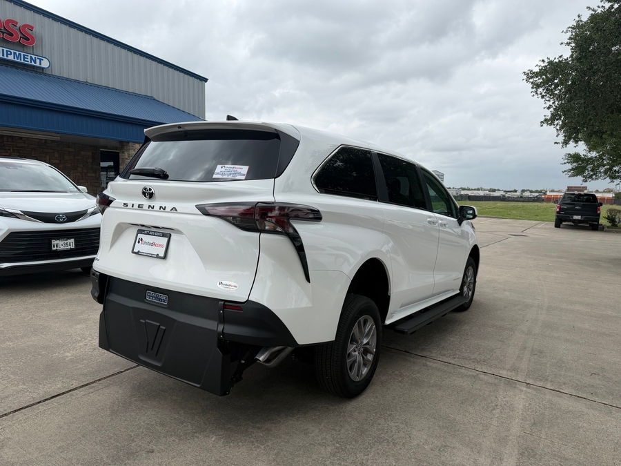 New 2026 Toyota Sienna Hybrid LE - Vantage Mobility Rear Entry Entry Fold Out Manual Ramp