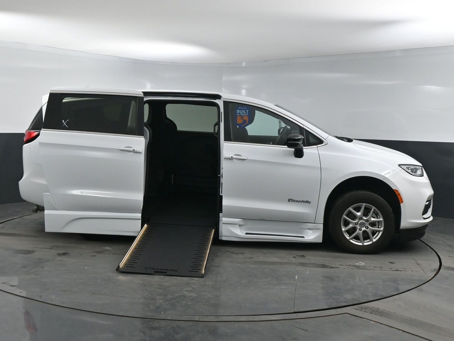 Used 2024 Chrysler Pacifica Touring-L - BraunAbility Side Entry Entry In Floor Automatic Ramp