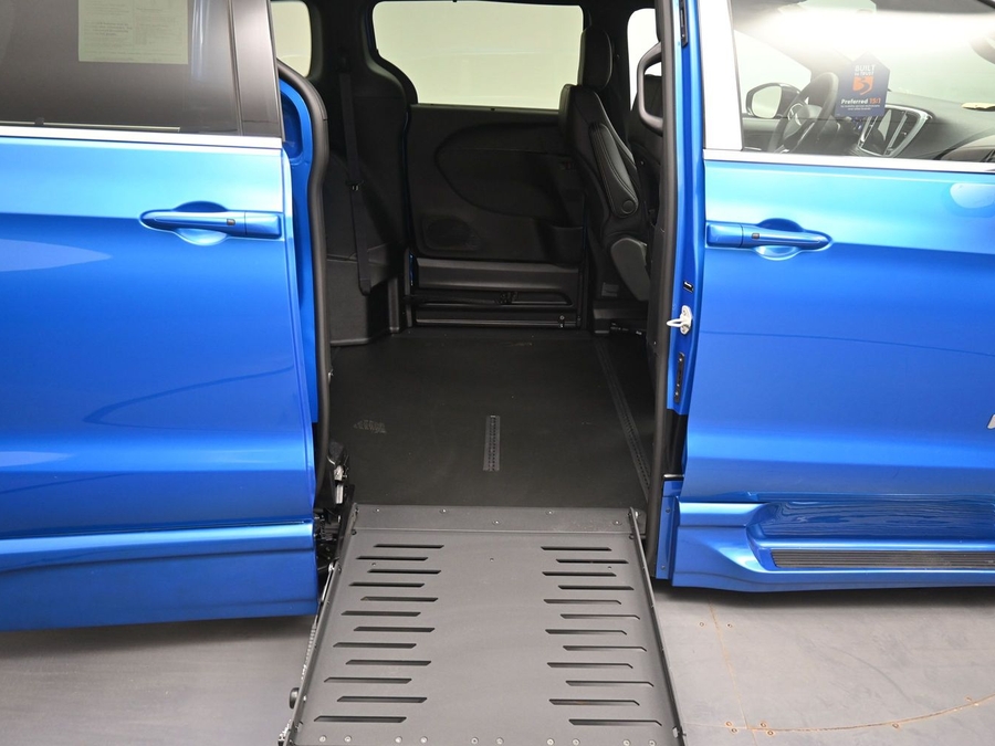 Blue Chrysler Pacifica image number 10