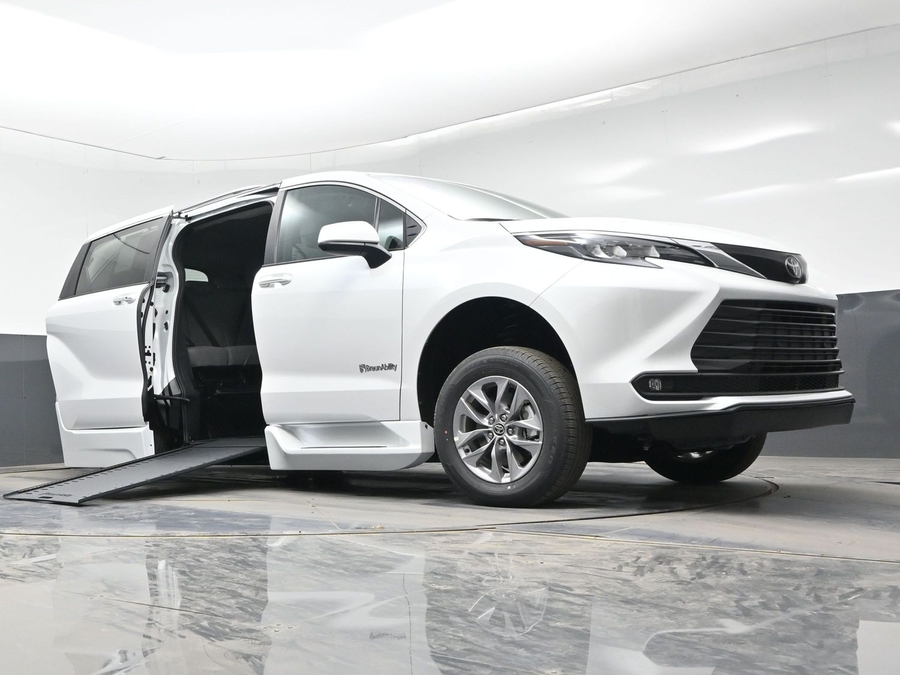 New 2026 Toyota Sienna Hybrid XLE Base - BraunAbility Side Entry Entry Fold Out Automatic Ramp