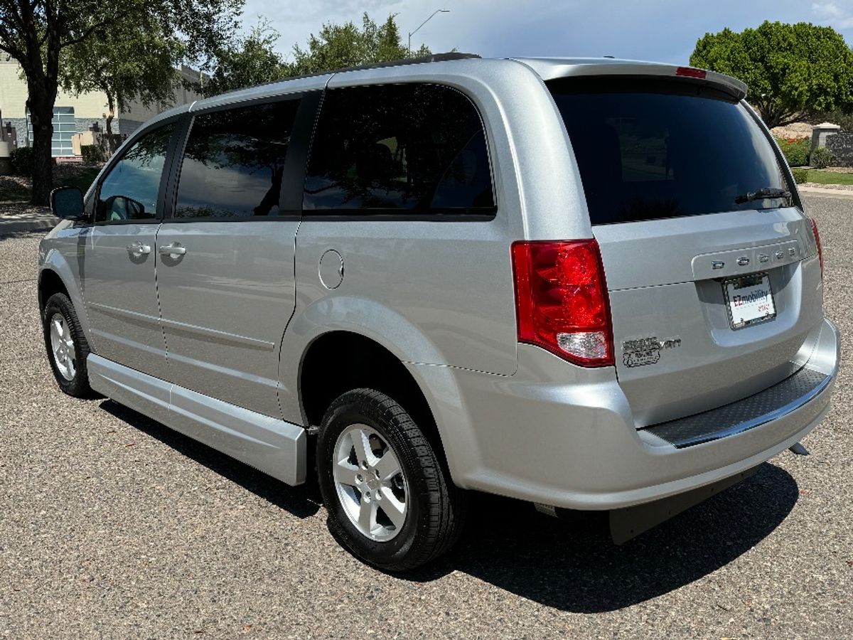 2011 DODGE GRAND CARAVAN - Image 12