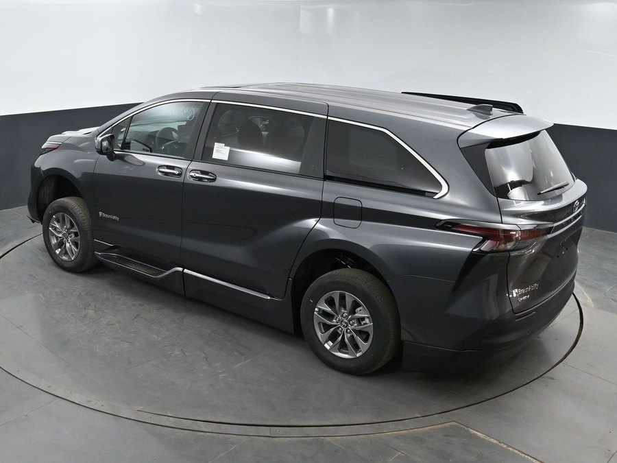 New 2025 Toyota Sienna Hybrid XLE Base - BraunAbility Side Entry Entry In Floor Automatic Ramp