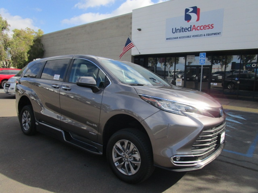 Used 2021 Toyota Sienna Hybrid XLE Base - BraunAbility Side Entry Entry Fold Out Automatic Ramp