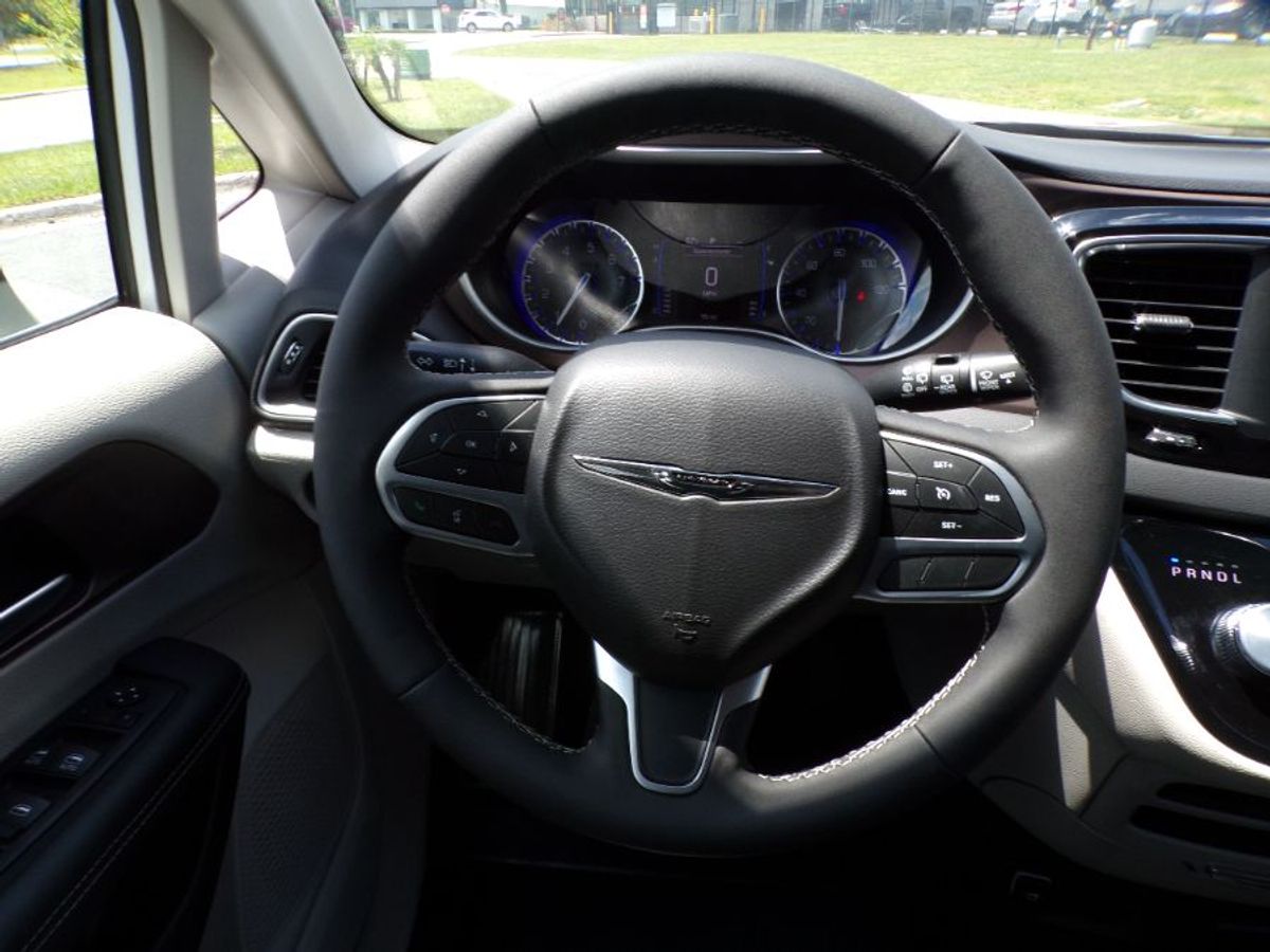 White Chrysler Voyager image number 21