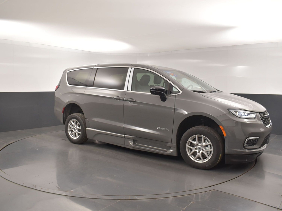 New 2025 Chrysler Pacifica Select Safety - BraunAbility Side Entry Entry Fold Out Automatic Ramp