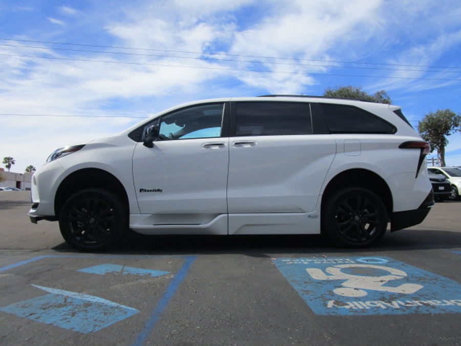 New 2025 Toyota Sienna Hybrid XSE Sport - BraunAbility Side Entry Entry Fold Out Automatic Ramp