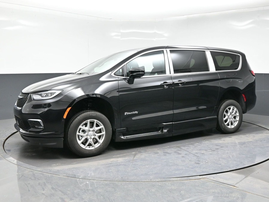 New 2026 Chrysler Pacifica Select Plus - BraunAbility Side Entry In Floor Automatic Ramp