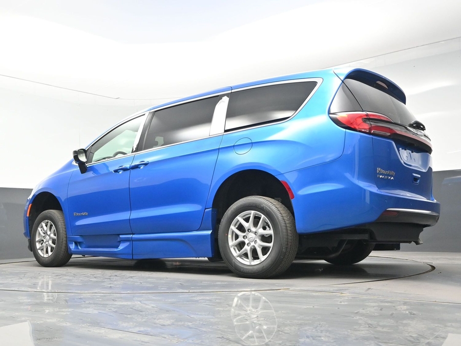 Blue Chrysler Pacifica image number 17