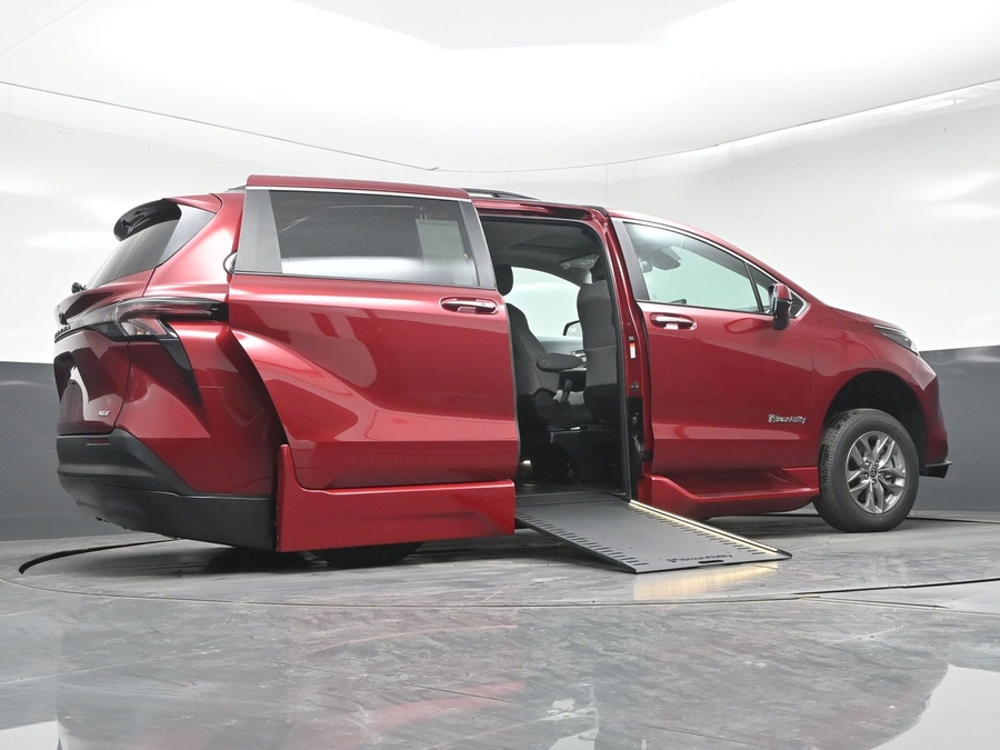 New 2026 Toyota Sienna Hybrid XLE Add - BraunAbility Side Entry In Floor Automatic Ramp