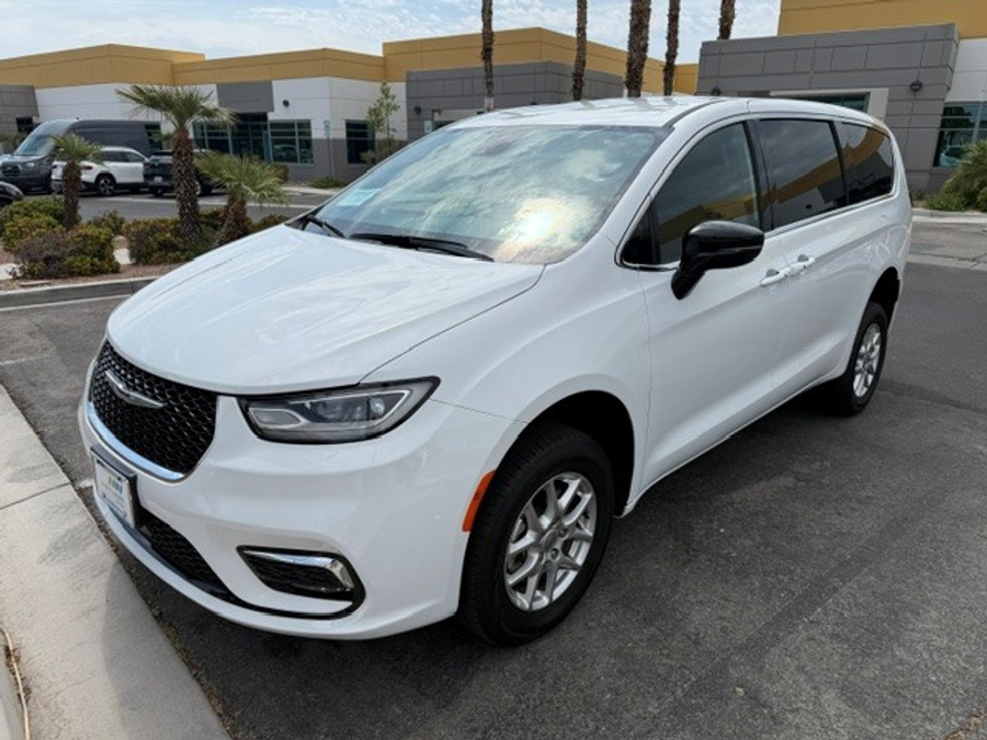 White Chrysler Pacifica image number 11