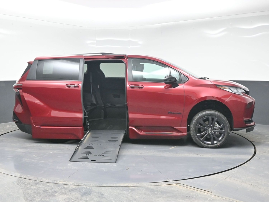 New 2025 Toyota Sienna Hybrid XSE Sport - BraunAbility Side Entry Entry Fold Out Automatic Ramp