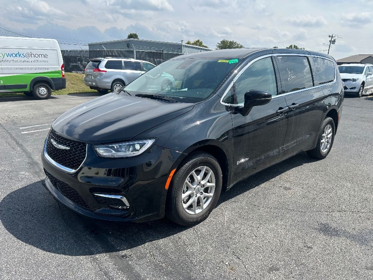 Black Chrysler Pacifica image number 2