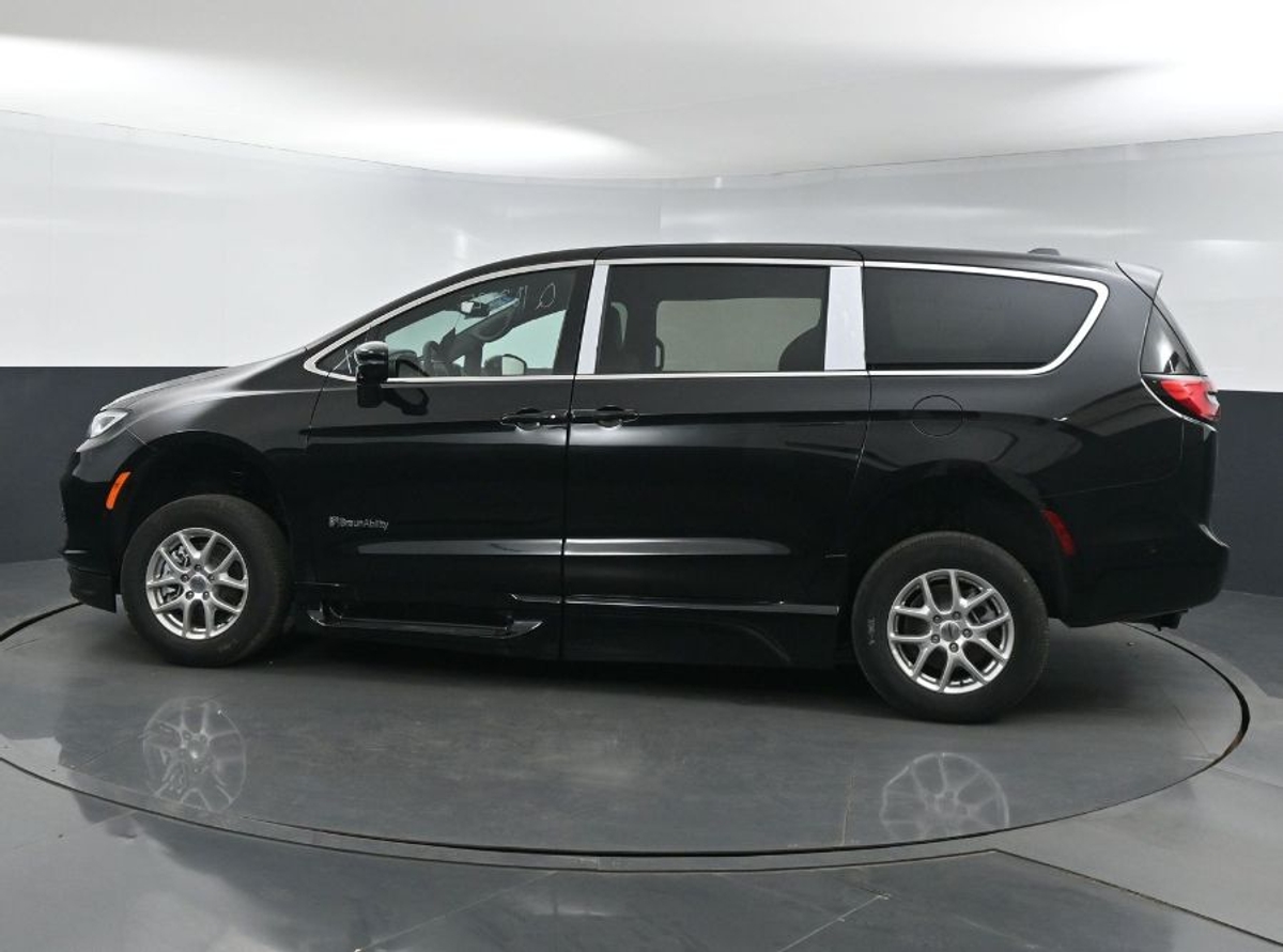 Black Chrysler Pacifica image number 4