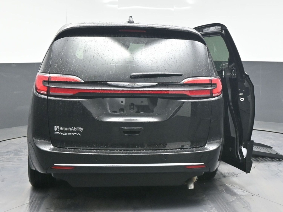 Black Chrysler Pacifica image number 8