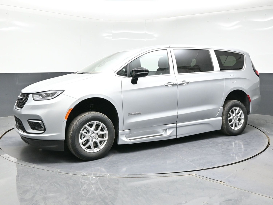 New 2026 Chrysler Pacifica Select Safety - BraunAbility Side Entry Entry Fold Out Automatic Ramp