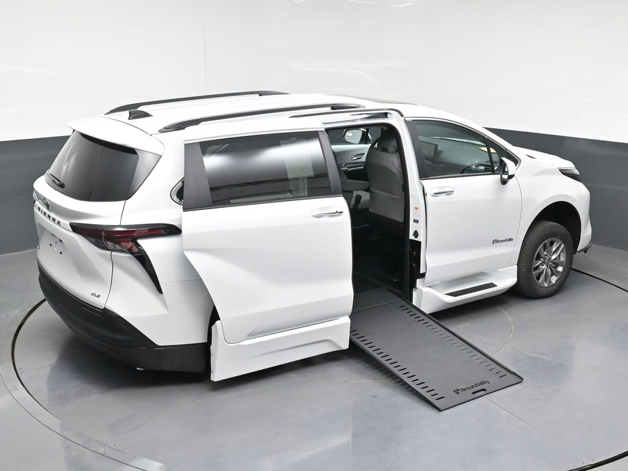 New 2026 Toyota Sienna Hybrid XLE Add - BraunAbility Side Entry Entry In Floor Automatic Ramp