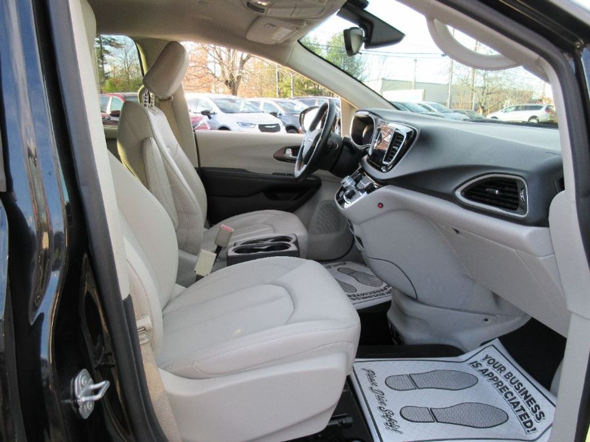 Black Chrysler Pacifica image number 8