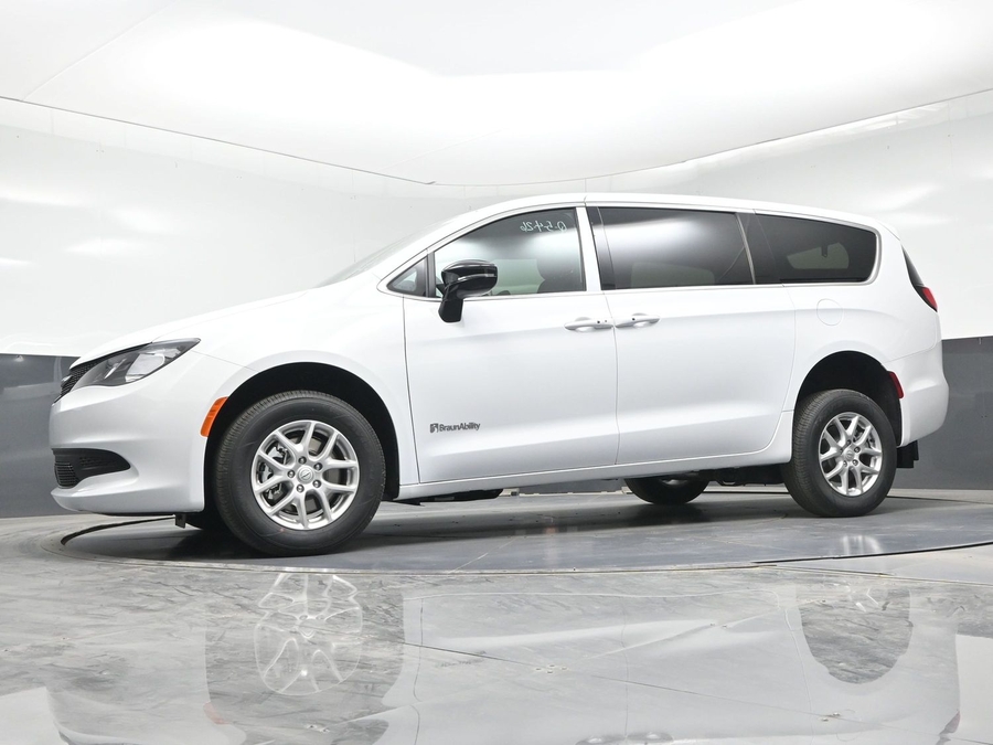 White Chrysler Voyager image number 21