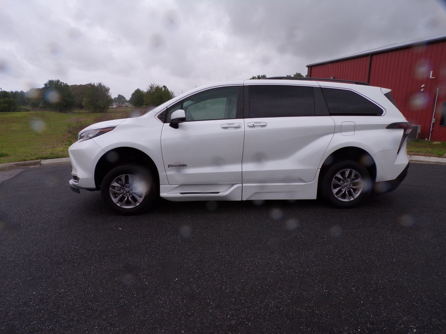 White Toyota Sienna image number 8