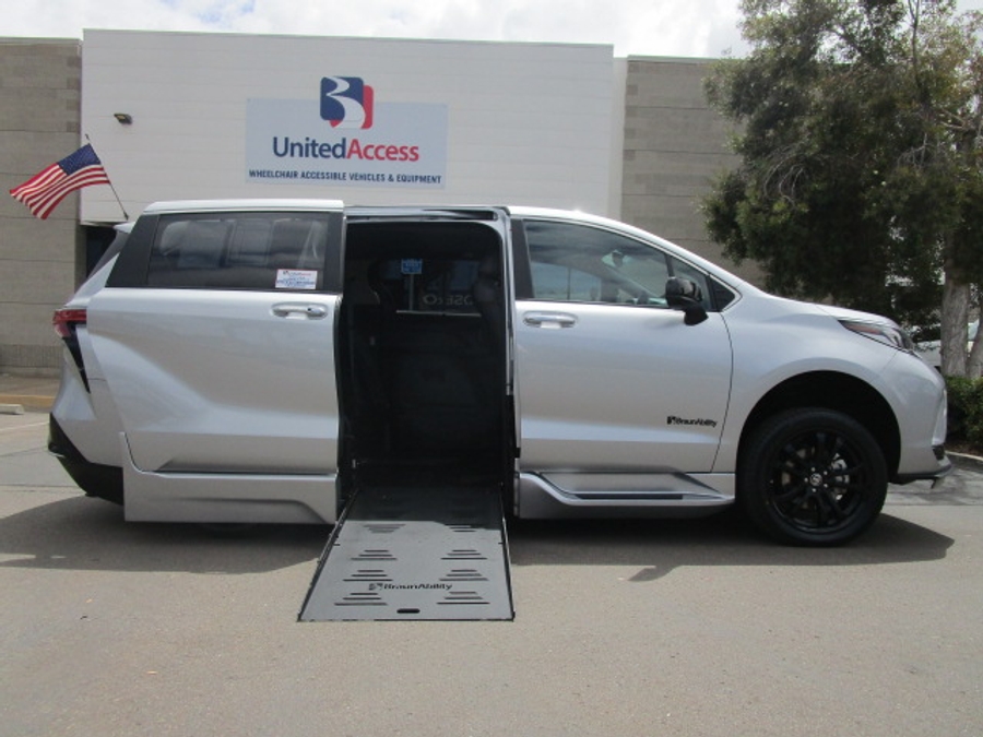 Used 2023 Toyota Sienna Hybrid XSE Sport - BraunAbility Side Entry Entry Fold Out Automatic Ramp