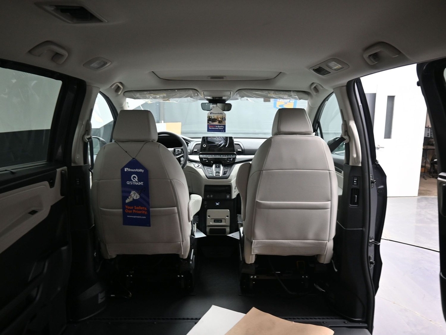 Grey Honda Odyssey image number 14