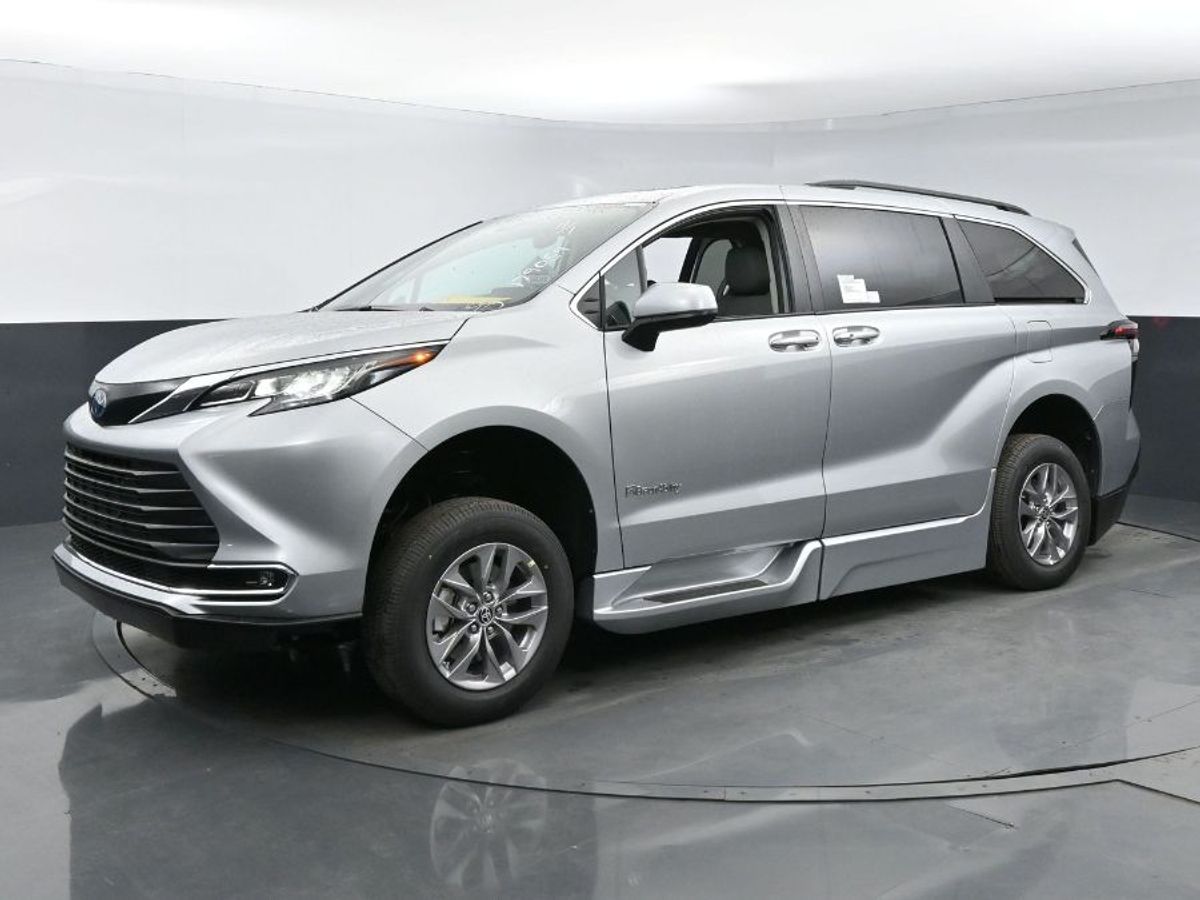 Silver Toyota Sienna image number 15