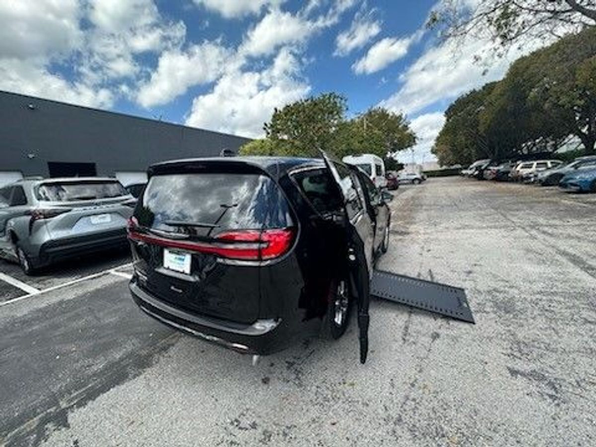 2024 Chrysler Pacifica Touring L - Photo 9