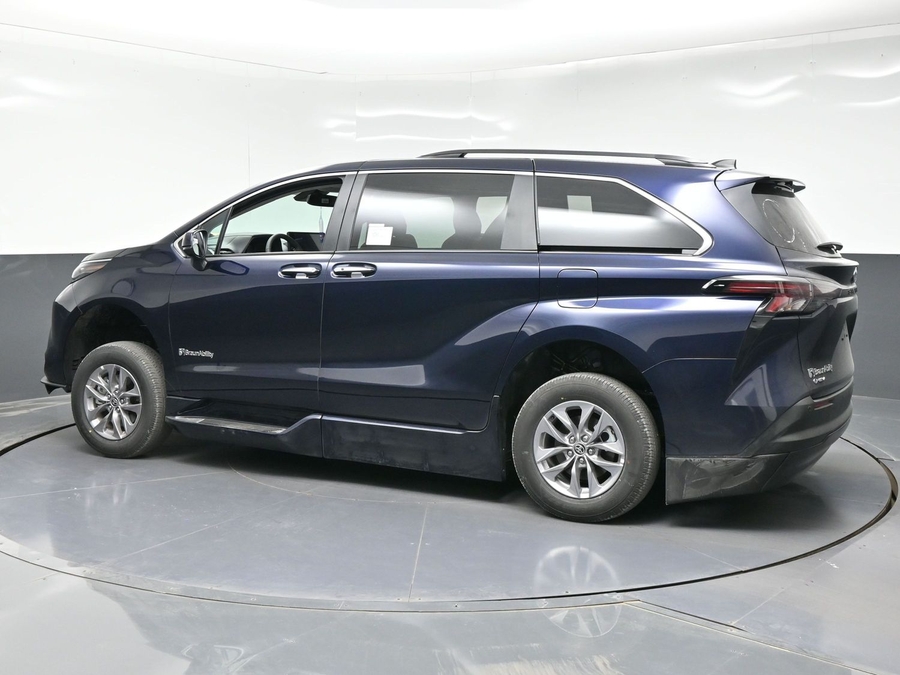 Blue Toyota Sienna image number 1