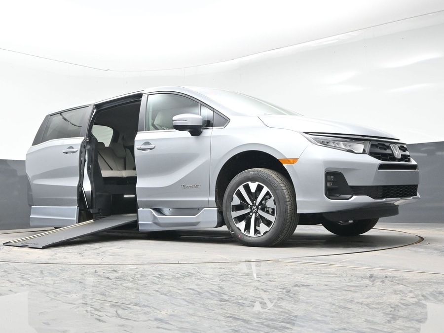 Silver Honda Odyssey image number 13