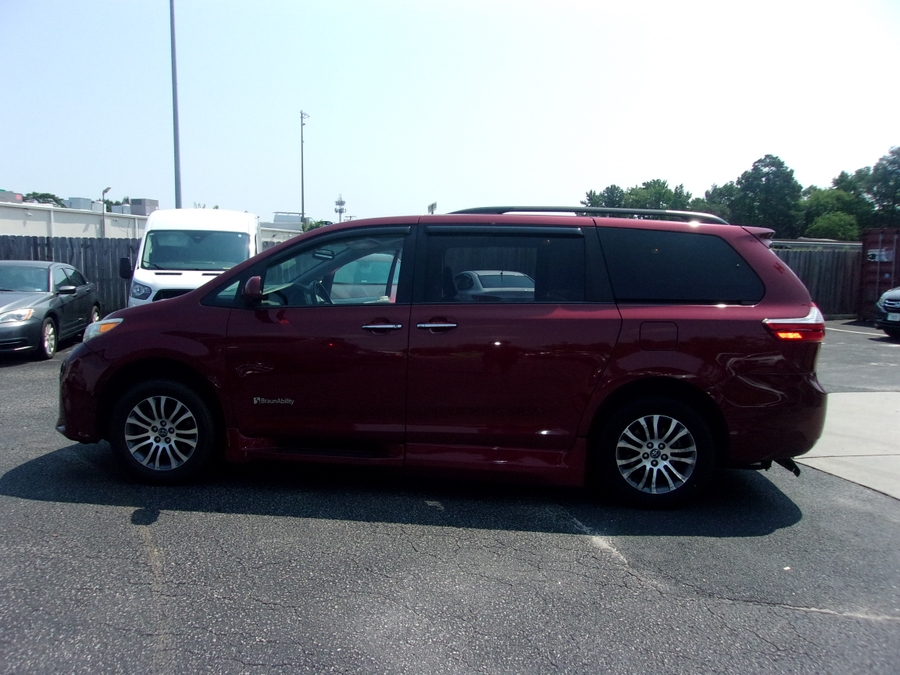 Red Toyota Sienna image number 5