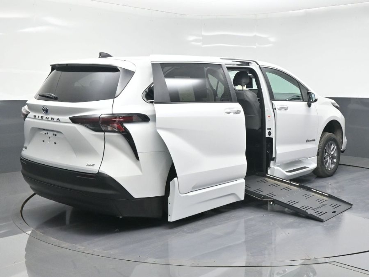 2025 TOYOTA SIENNA - Image 7