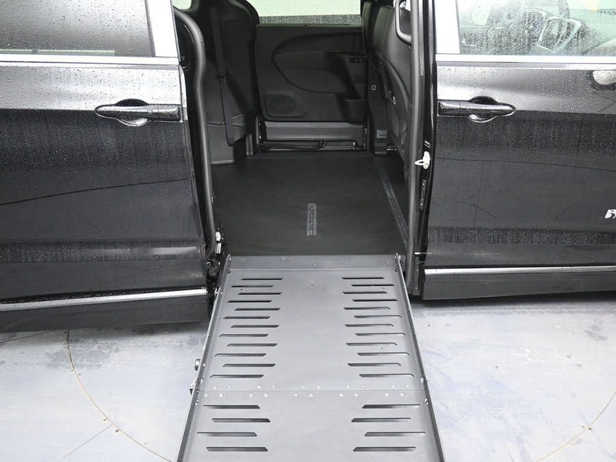 Black Chrysler Pacifica image number 11