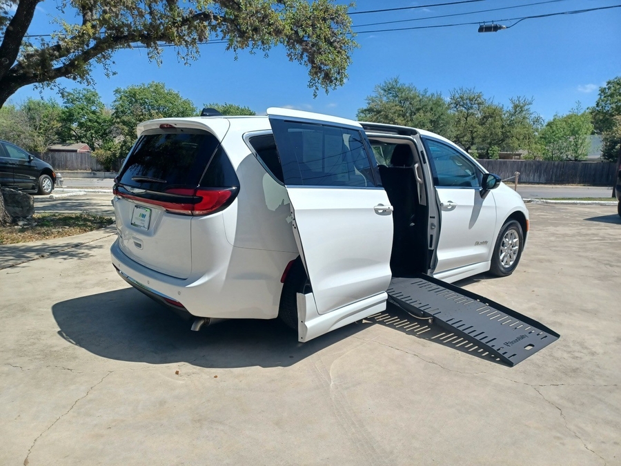 White Chrysler Pacifica image number 1