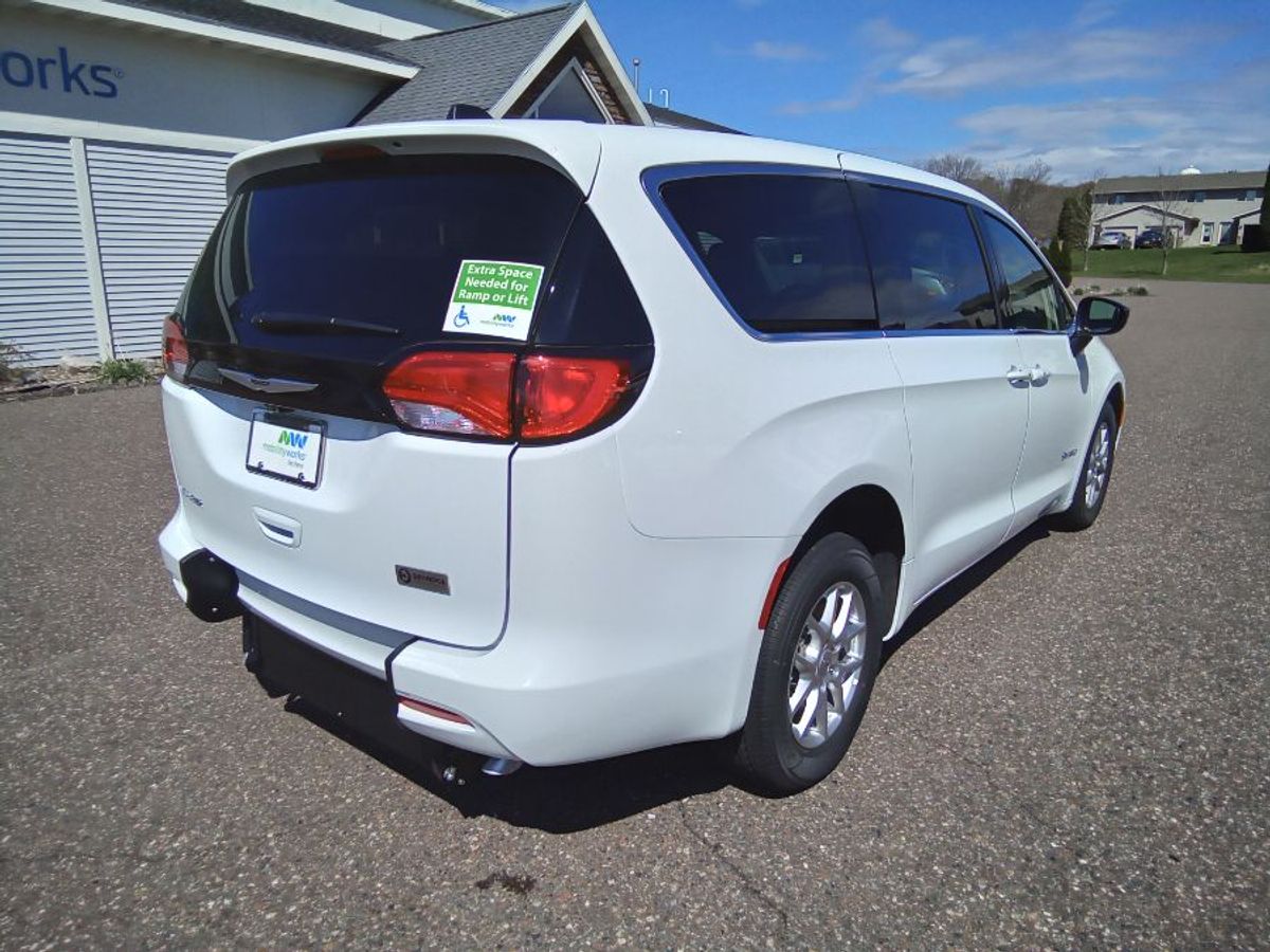 2024 CHRYSLER VOYAGER - Image 9