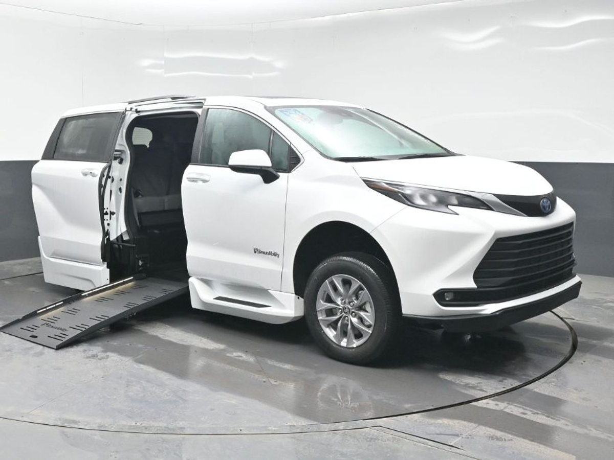 2025 Toyota Sienna XLE's photo