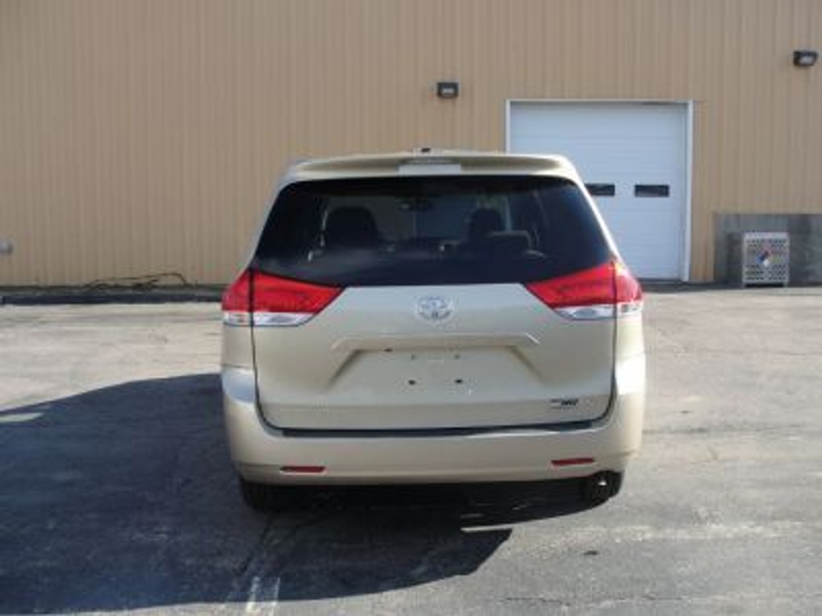 2011 TOYOTA SIENNA - Image 13