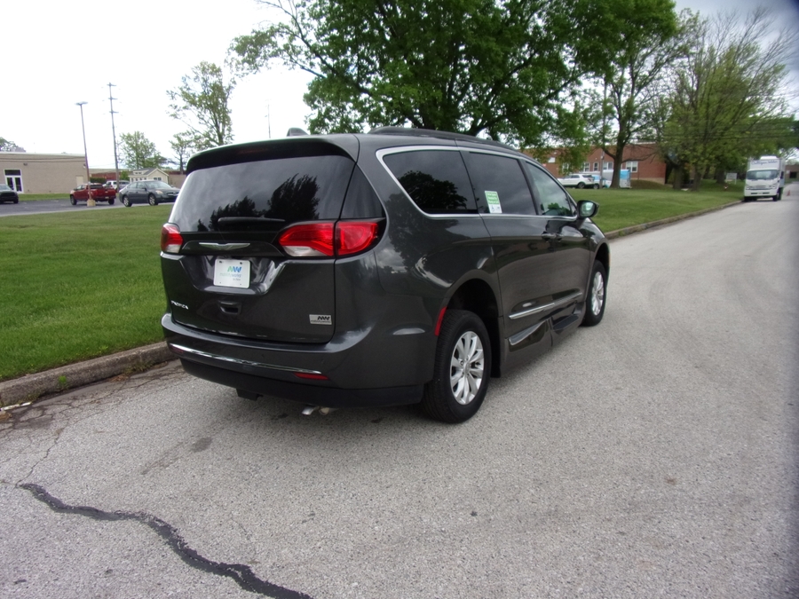 Grey Chrysler Pacifica image number 6