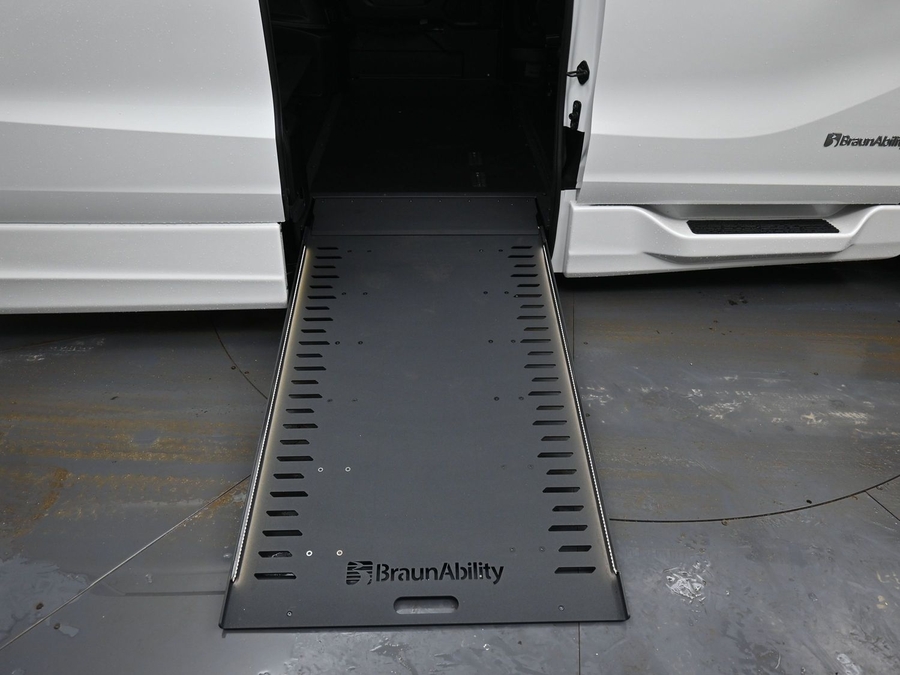 White Honda Odyssey image number 10