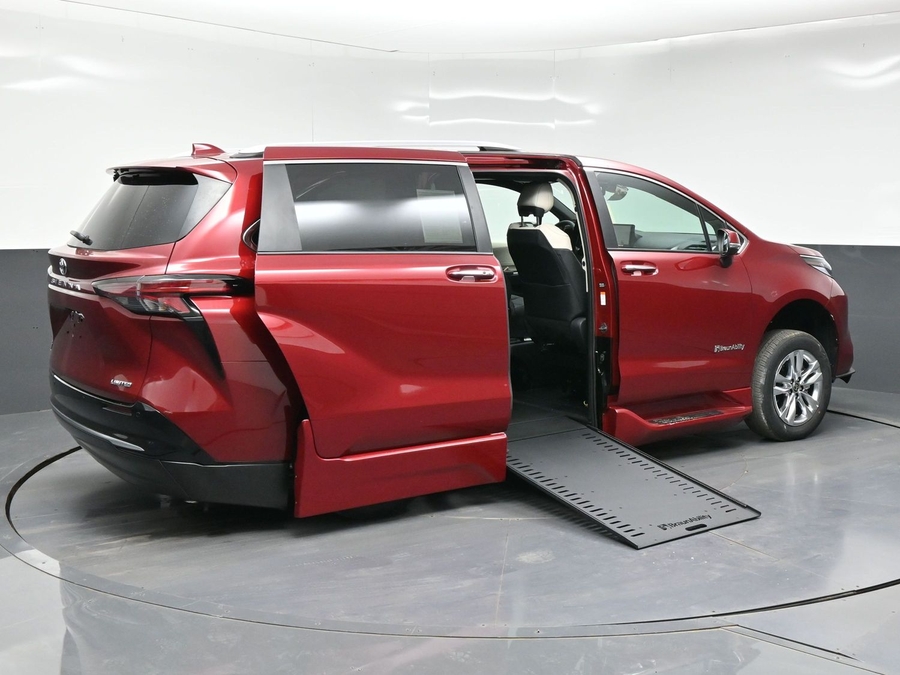 New 2026 Toyota Sienna Hybrid Limited - BraunAbility Side Entry In Floor Automatic Ramp