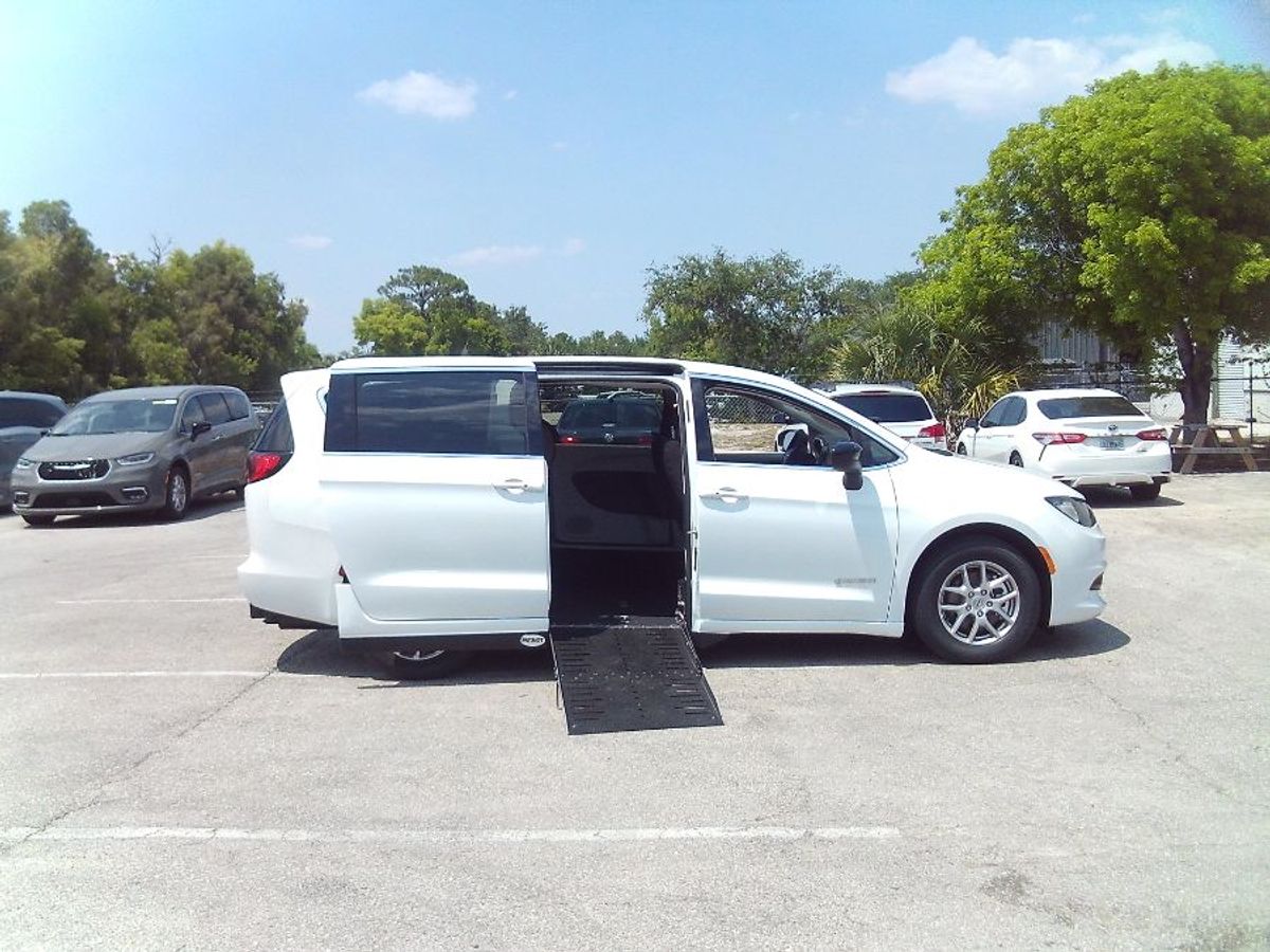 2024 CHRYSLER VOYAGER - Image 1