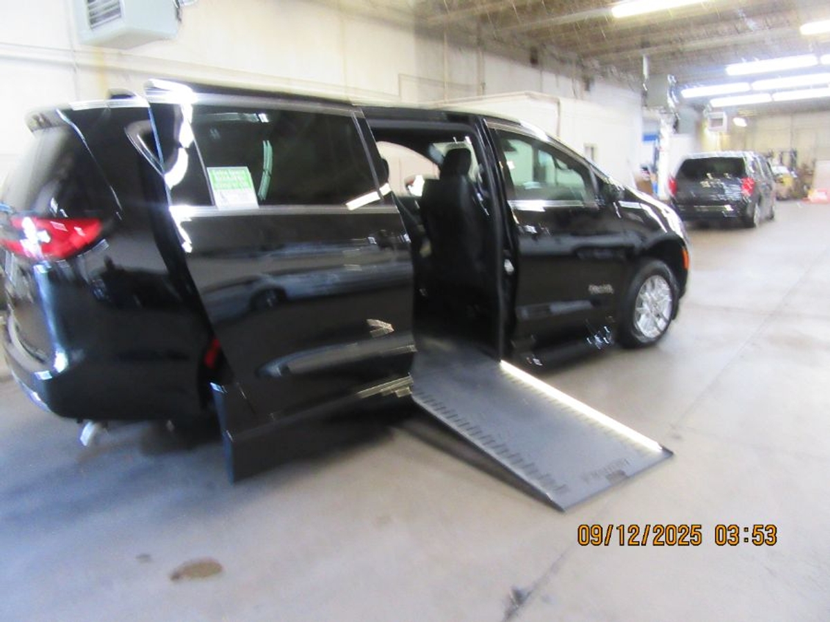 Black Chrysler Pacifica image number 1