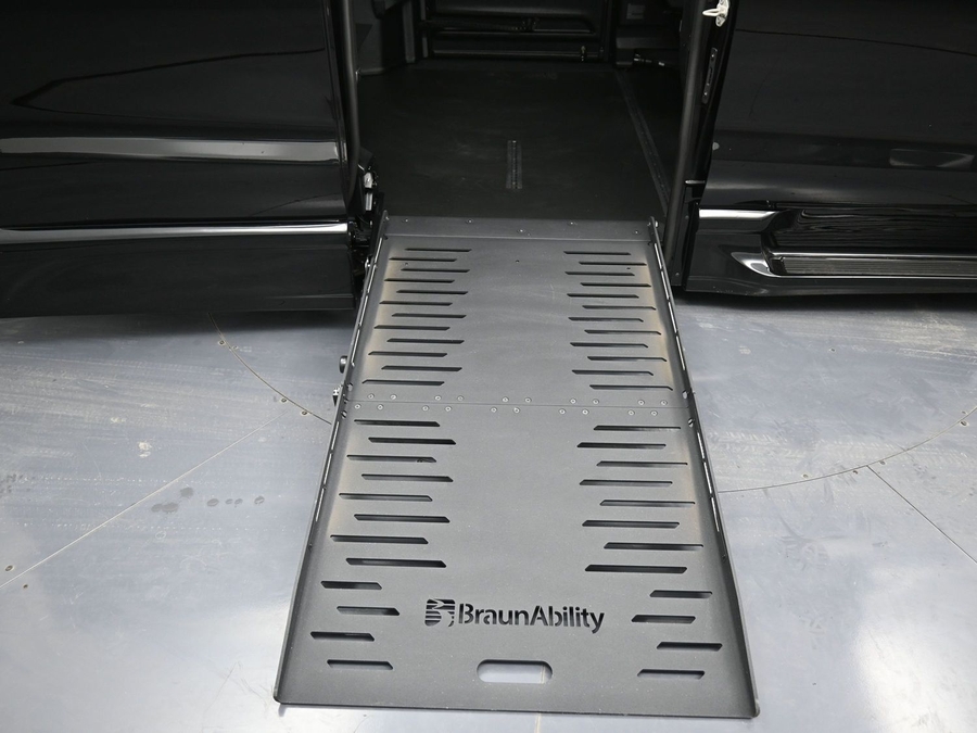 New 2025 Chrysler Pacifica Select Safety - BraunAbility Side Entry Entry Fold Out Automatic Ramp