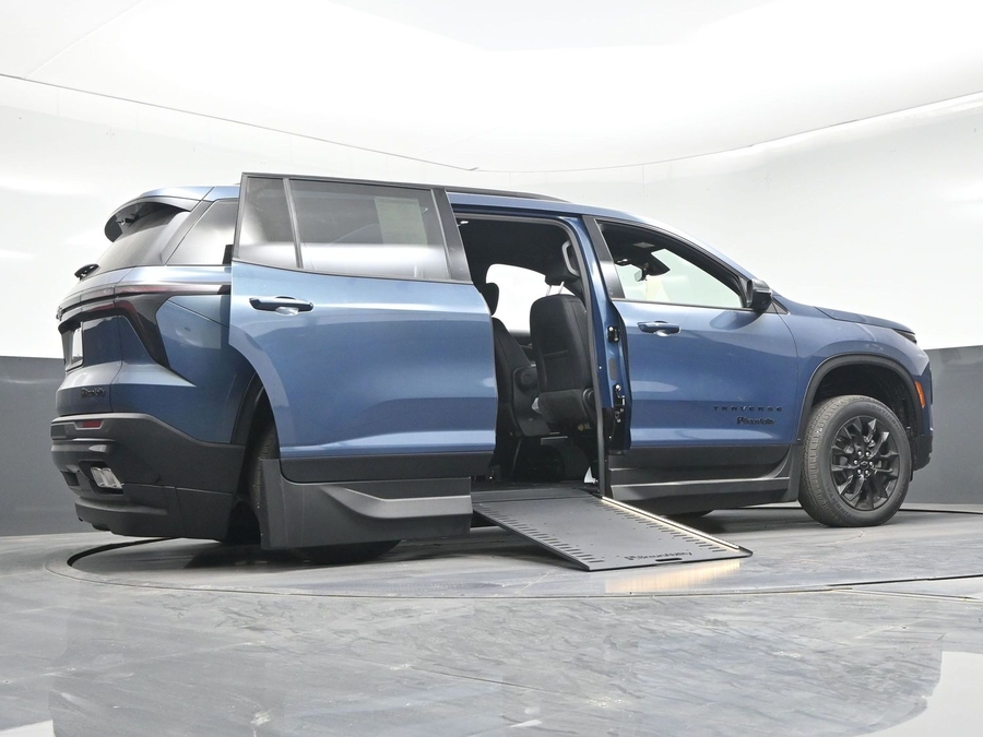 New 2026 Chevrolet Traverse 1LT Midnight - BraunAbility Side Entry Entry In Floor Automatic Ramp
