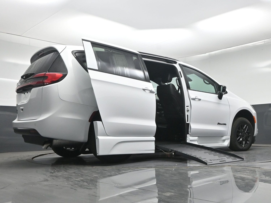 New 2027 Chrysler Pacifica Select Sport - BraunAbility Side Entry Fold Out Automatic Ramp