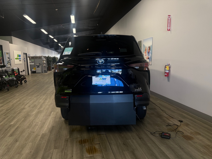Imagen de la Toyota Sienna negra número 15