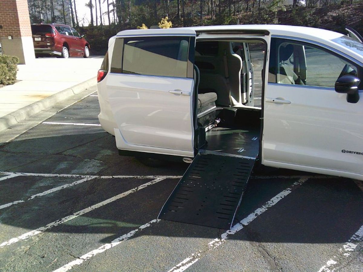 2024 CHRYSLER VOYAGER - Image 2