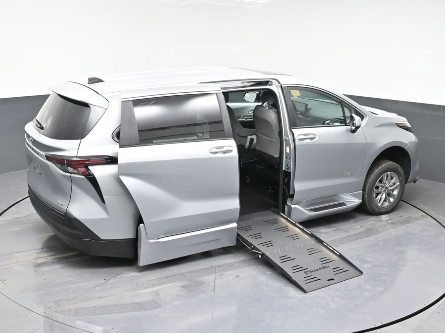 New 2025 Toyota Sienna Hybrid XLE Base - BraunAbility Side Entry Entry Fold Out Automatic Ramp